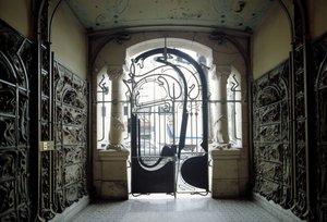 näkymä Castel Berangerin sisäänkäyntiportille, joka sijaitsee osoitteessa 14, rue de la Fontaine, Pariisin 16. kaupunginosassa (kuva) tekijältä Hector Guimard