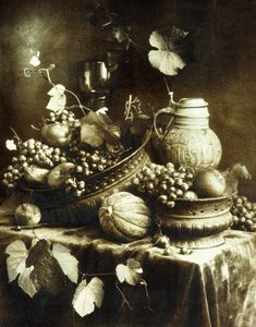 Hedelmät ja keramiikka asetelma, n. 1900 (ruskea pigmenttibikromaattiprintti, käsin levitetty akvarelli)