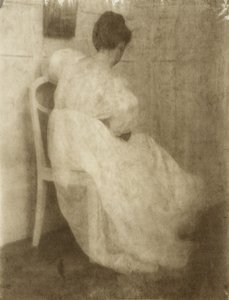 Mary Warner valkoisella tuolilla, n.1910 (kumibikromaatti platinapainossa).
