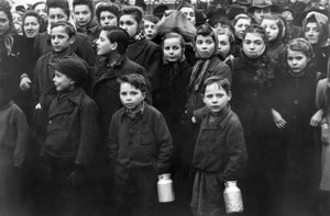 Zille-Denkmal Berliini, zuschauende Kinder tekijältä Heinrich Zille