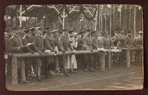 Ensimmäinen maailmansota: "Ukraina vuosina 1914-1916 Saksan armeijan hyökkäyksen aikana. Ryhmä sotilaita (m/v kuva) tekijältä Heldenfriedhof Dsessentniki (attr. to)