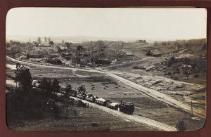 Ensimmäinen maailmansota: "Ukraina vuosina 1914-1916 Saksan armeijan hyökkäyksen aikana. Tavarajuna (m/v kuva) tekijältä Heldenfriedhof Dsessentniki (attr. to)