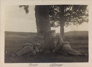 Ensimmäinen maailmansota: "Ukraina vuosina 1914-1916 Saksan armeijan hyökkäyksen aikana. Kaksi sotilasta rentoutumishetkellä (m/w kuva) tekijältä Heldenfriedhof Dsessentniki (attr. to)