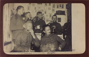 Ensimmäinen maailmansota: "Ukraina vuosina 1914-1916 Saksan armeijan hyökkäyksen aikana. Ryhmä sotilaita lepoaikana (m/w kuva) tekijältä Heldenfriedhof Dsessentniki (attr. to)