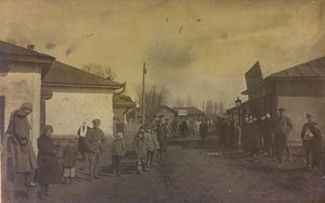 Ensimmäinen maailmansota: "Ukraina vuosina 1914-1916 Saksan armeijan hyökkäyksen aikana. Armeija ja siviilejä kaupungin kadulla (m/w kuva) tekijältä Heldenfriedhof Dsessentniki (attr. to)