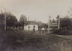 Ensimmäinen maailmansota: "Ukraina vuosina 1914-1916 Saksan armeijan hyökkäyksen aikana. Country Road (m/w kuva) tekijältä Heldenfriedhof Dsessentniki (attr. to)