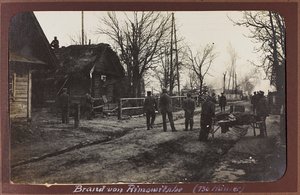 Ensimmäinen maailmansota: "Ukraina vuosina 1914-1916 Saksan armeijan hyökkäyksen aikana. Armeija haavoittuneena (m/w kuva) tekijältä Heldenfriedhof Dsessentniki (attr. to)
