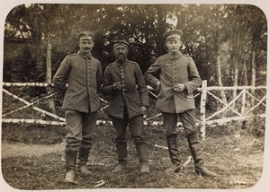 Ensimmäinen maailmansota: "Ukraina vuosina 1914-1916 Saksan armeijan hyökkäyksen aikana. Ryhmä sotilaita (m/v kuva) tekijältä Heldenfriedhof Dsessentniki (attr. to)
