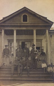 Ensimmäinen maailmansota: "Ukraina vuosina 1914-1916 Saksan armeijan hyökkäyksen aikana. Ryhmä sotilaita talon portailla (m/w kuva) tekijältä Heldenfriedhof Dsessentniki (attr. to)