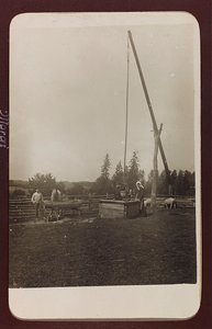 Ensimmäinen maailmansota: "Ukraina vuosina 1914-1916 Saksan armeijan hyökkäyksen aikana. Kaivo (m/w kuva) tekijältä Heldenfriedhof Dsessentniki (attr. to)