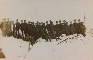Ensimmäinen maailmansota: "Ukraina vuosina 1914-1916 Saksan armeijan hyökkäyksen aikana. Ryhmä sotilaita (m/v kuva) tekijältä Heldenfriedhof Dsessentniki (attr. to)