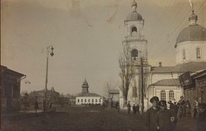 Ensimmäinen maailmansota: "Ukraina vuosina 1914-1916 Saksan armeijan hyökkäyksen aikana. Näkymä kaupunkiin (m/w kuva) tekijältä Heldenfriedhof Dsessentniki (attr. to)