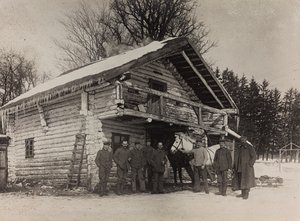 Ensimmäinen maailmansota: "Ukraina vuosina 1914-1916 Saksan armeijan hyökkäyksen aikana. Talon sotilaallinen eturintama (mv/w kuva) tekijältä Heldenfriedhof Dsessentniki (attr. to)