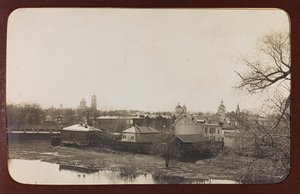 Ensimmäinen maailmansota: "Ukraina vuosina 1914-1916 Saksan armeijan hyökkäyksen aikana. Näkymä Sumysta (m/w kuva) tekijältä Heldenfriedhof Dsessentniki (attr. to)