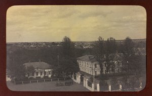 Ensimmäinen maailmansota: "Ukraina vuosina 1914-1916 Saksan armeijan hyökkäyksen aikana. Näkymä kaupunkiin (m/w kuva) tekijältä Heldenfriedhof Dsessentniki (attr. to)