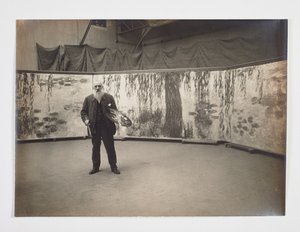 Claude Monet palettillaan Les nymphéas -teoksensa edessä tekijältä Henri (attr. to) Manuel