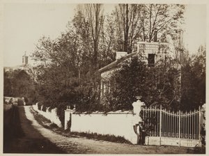 Louveciennesin katu, noin 1869 (valokuva lasinegatiivista) tekijältä Henri Bevan