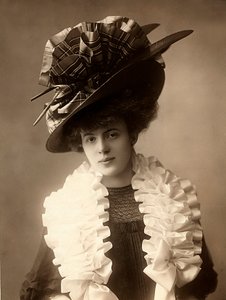Lähikuva nuoresta naisesta 1900-luvun alun vaatteissaan tekijältä Henri Manuel