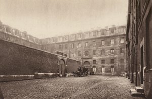 Pariisi: Cour interieure de St-Lazare, la prison des femmes; St-Lazaren sisätilojen tuomioistuin, naisvankila (s/w valokuva). tekijältä Henri Manuel