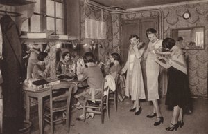 Pariisi: mannekiinit; sivukohtaus suuressa puvustamossa; mallinuket (s/w valokuva). tekijältä Henri Manuel