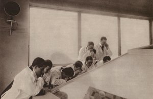 Pariisi: Pendant une operation, dans un hopital moderne; Leikkaus ylhäältä katsottuna sairaalassa (s/w valokuva). tekijältä Henri Manuel