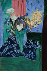 Arumit, iirikset ja mimosat (kukkia sinisessä maljakossa sinisellä pöytäliinalla) tekijältä Henri Matisse