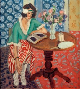Nainen lukemassa pöydän ääressä ((vihreä, punainen raidallinen mekko)) tekijältä Henri Matisse