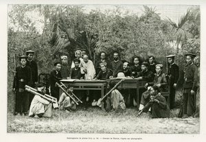 Merirosvojen kuulustelut. Thiriatin kaiverrus valokuvan jälkeen havainnollistamaan tarinaa Trente mois au Tonkin vuonna 1884, tohtori Hocquard, in le tour du monde 1889, ohjaaja Edouard Charton (1807-1890), Hachette, Pariisi. tekijältä Henri Thiriat