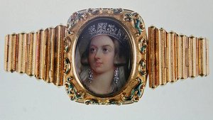 Kuningatar Victorian pienoismalli kultaisessa rannekorussa (emali posliinilla ja kullalla)