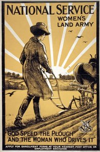 Kansallisen palvelun naisten maa-armeija, Jumala nopeuttaa auraa ja nainen, joka ajaa sitä, pubi. Lontoo, noin 1917