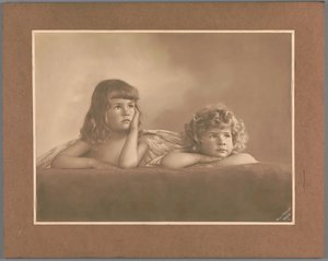 Muotokuva valokuvaajan tyttäristä Agnes Renéesta ja Irène Heloïse Pauw van Wieldrechtistä Rafaelin Sistine Madonnan putista lainatussa asennossa (Dresden, Galerie Alte Meister) tekijältä Henry Pauw van Wieldrecht