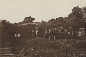 Ciutats en ruïnes de Ceilan: Temple de la roca a Polonnaruwa (foto b/n) finlandès