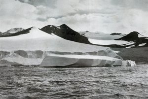 Bergin poikiminen jäätiköstä Cape Crozierissa, c1911, 1913 tekijältä Herbert Ponting