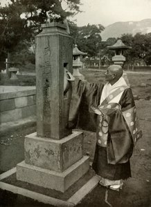 Buddhalainen pappi ja rukouspyörä, 1910. tekijältä Herbert Ponting