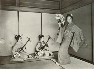 Geisha tanssii, 1910. tekijältä Herbert Ponting
