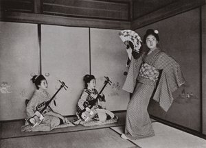 Geisha tanssii (m/w kuva) tekijältä Herbert Ponting