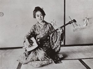 Geisha leikkimässä Samisena (m/w kuva) tekijältä Herbert Ponting