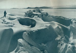 Paineharju meren jäällä, joka juoksee kohti Cape Barnea, 1911, 1913 tekijältä Herbert Ponting