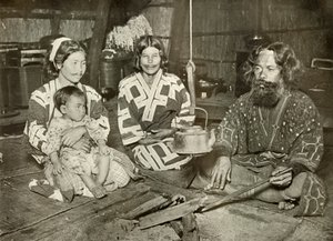 Ainu Mies ja naiset kotona, 1910. tekijältä Herbert Ponting