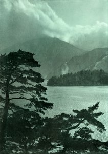Lähestyvä myrsky Motosu-järvellä, 1910. tekijältä Herbert Ponting