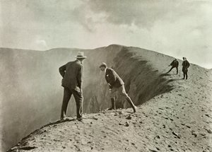 Kraatterien partaalla, Asama-Yama, 1910. tekijältä Herbert Ponting