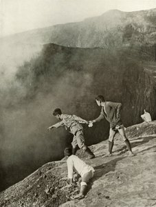 Kraatterien partaalla, Aso-San, 1910. tekijältä Herbert Ponting