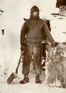 Kapteeni L. E. G. Oates tallin oven luona, 30. elokuuta 1911, 1913 tekijältä Herbert Ponting