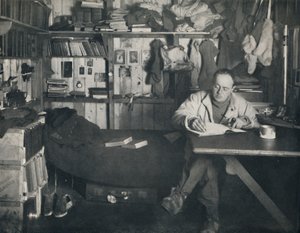 Kapteeni Scott kirjoittaa päiväkirjaansa mökissä Cape Evansissa, c1911, 1914. tekijältä Herbert Ponting
