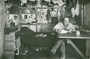 Kapteeni Scott kirjoittaa päiväkirjaansa tekijältä Herbert Ponting
