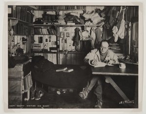 Kapteeni Scott kirjoittamassa päiväkirjaansa Terra Nova -retkikunnan (1910-13) etelänavalle suuntautuneen retkikunnan aikana (bromidipainos). tekijältä Herbert Ponting