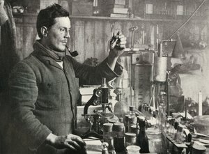 Dr. Atkinson laboratoriossaan, 15. syyskuuta 1911, 1913