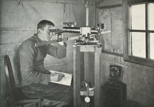 Tohtori Simpson Unifilar Magnetometerissa, 1911, 1913 tekijältä Herbert Ponting