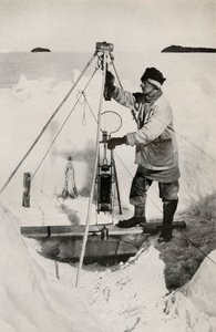E. W. Nelson Nansen-Petersenin eristetyn vesipullon kanssa, c1911, 1913 tekijältä Herbert Ponting