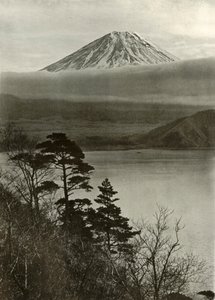 Fuji keskikokoisesta nocler-selkärangasta, 1910. tekijältä Herbert Ponting